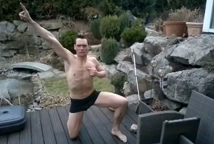 Arschbombe in den zugeeisten Pool catch_the_ice_dude 