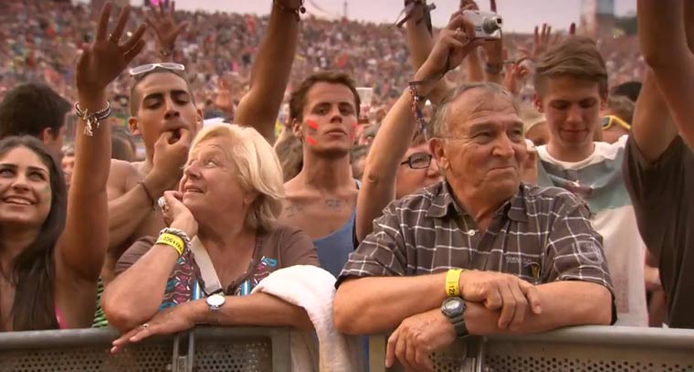 Großeltern besuchen Elektrofestival um Enkel auflegen zu sehen grandparents_tomorrowland 