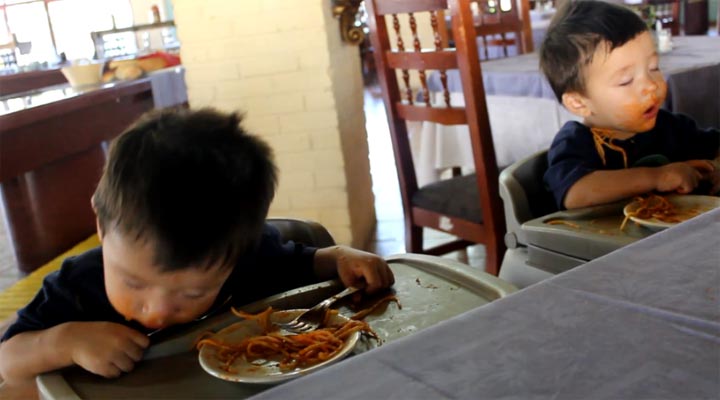 Müdigkeit vs. Spaghetti-Essen sleeping_twins-spaghetti 