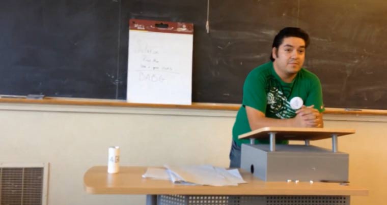 Student lässt Kommilitonen 4 Monate im Glauben, er habe einen Akzent speech_101_prank