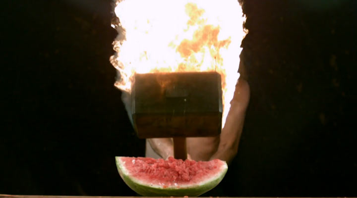Slowmotion-Feuerhammer schlägt Wassermelone superslowmo_firehammerwatermelon 