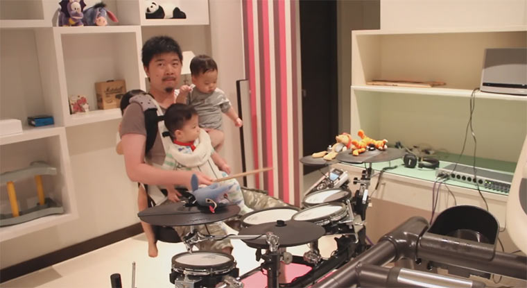 Metal-Drumcover mit 3 Kindern auf dem Arm 3kids1drum 