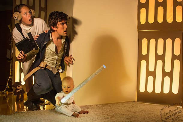 Filmnachbauten mit Baby und Pappe Cardboard_BOX_Office_02 