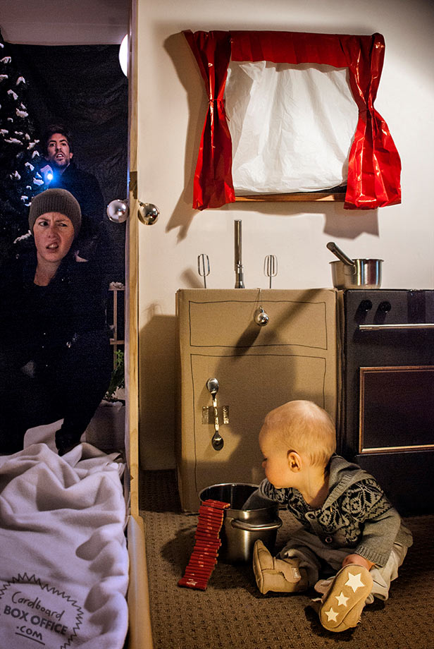 Filmnachbauten mit Baby und Pappe Cardboard_BOX_Office_03 