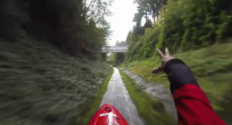 Mit dem Kajak den Rinnsal runterrasen Drainage_kajak 
