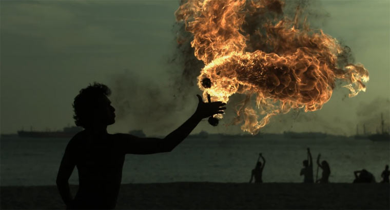 Feuerjonglage in Superzeitlupe Feuerjonglage 