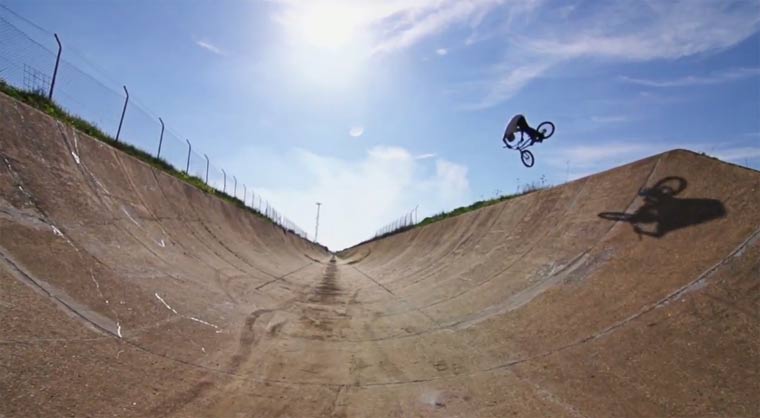 BMX-Trickserei im Park: HARRYMAINIA HARRYMAINIA 