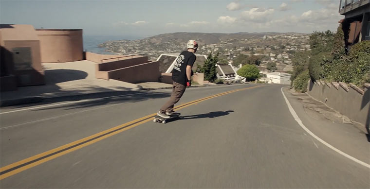 Auf dem Brett den Berg runtershredden Liam_Morgan