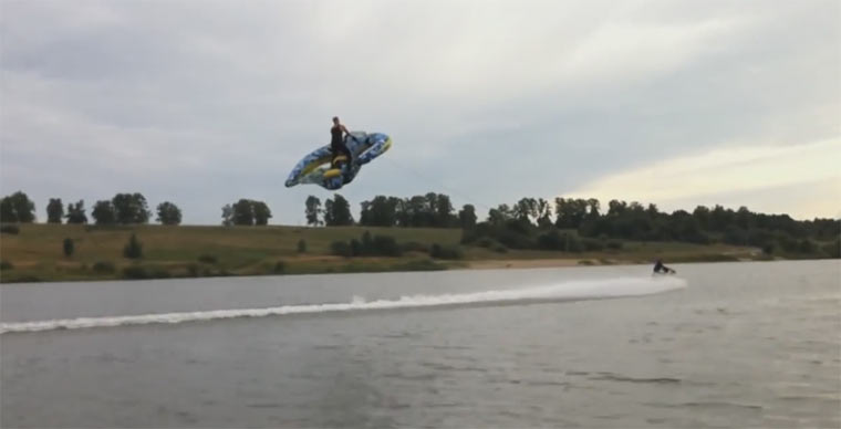Mit dem Schlauchboot in der Luft fliegen Windfloating 