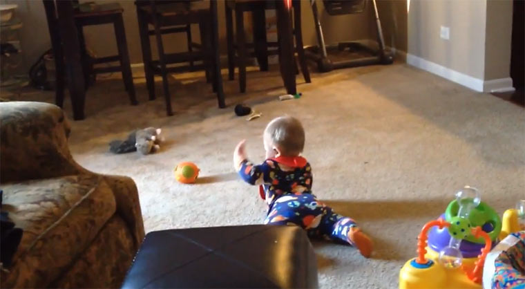 Baby versucht sein Spielzeug zu erreichen babykrabbeln 