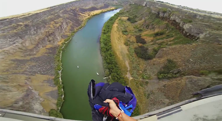 Von der Brücke auf ein Boot springen brueckensprung 