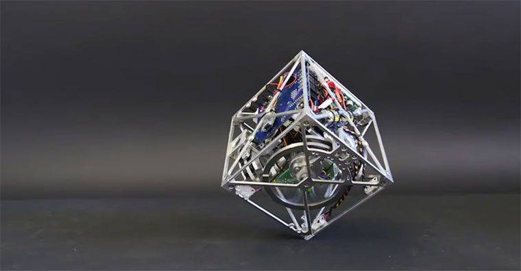 Cubli, der kantenbalancierende Würfel cubli 