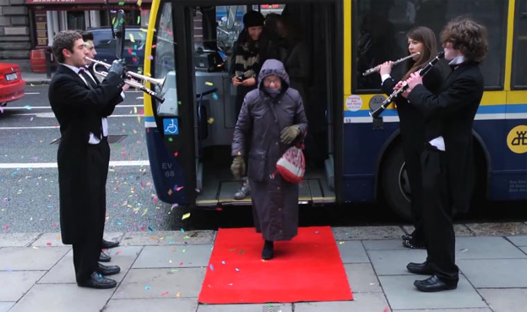 Verstecktes Orchester überrascht Passanten hidden_orchestra 