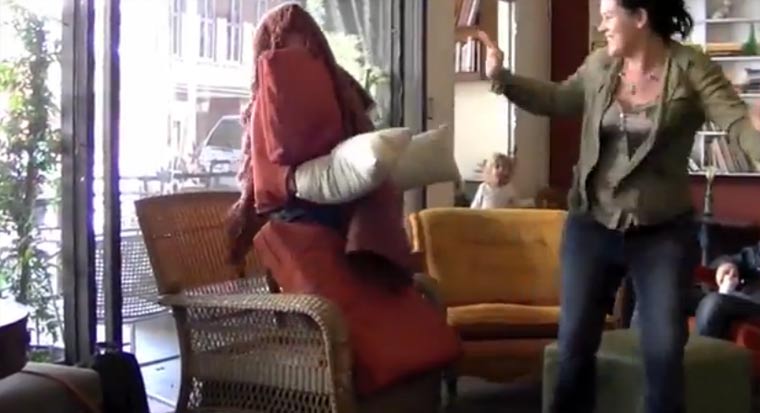 Streich: Mann in Stuhlverkleidung im Café human_chair_scare 