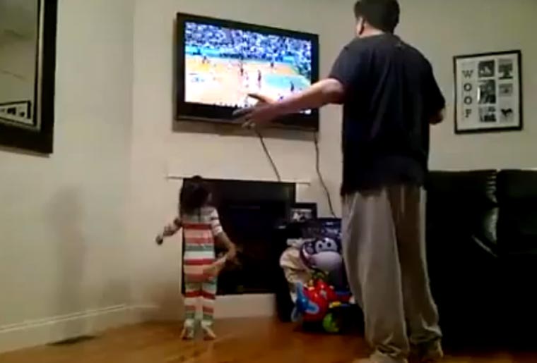 Sweet: kleines Mädchen imitiert Sportschau-Vater kid_imitates_dad 