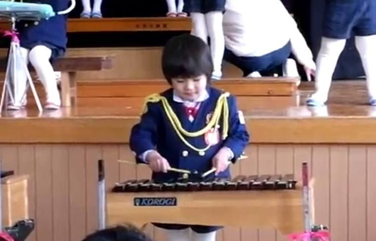 Kind geht am Xylophon ab kid_xylophon 