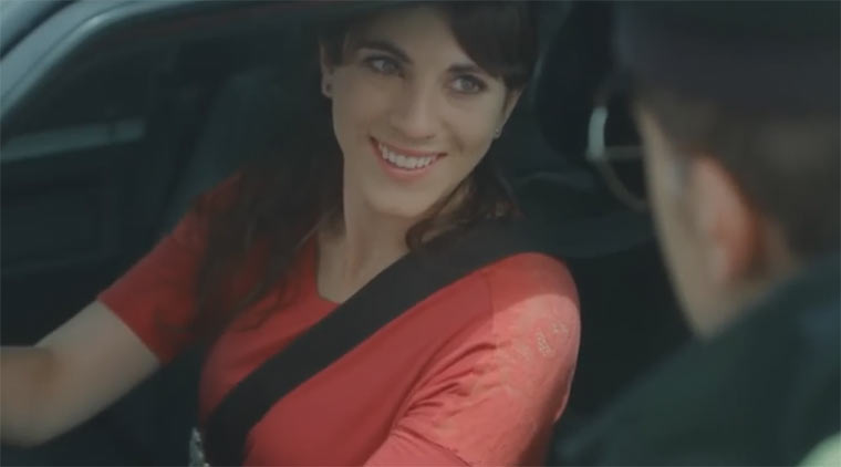 Der Streife mit einem Lächeln entkommen laechelkontrolle 