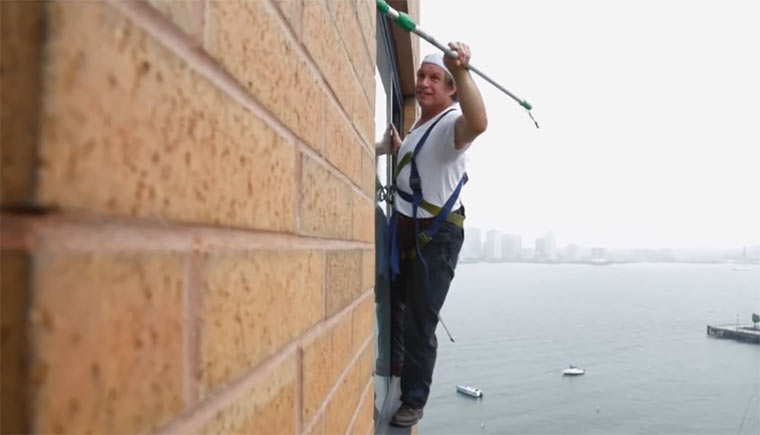 Videoportrait über einen New Yorker Fensterputzer man-on-an-edge 