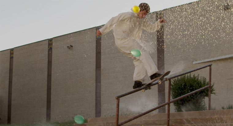 Skateboarder mit Wasserbomben bewerfen. raindrops_skate 