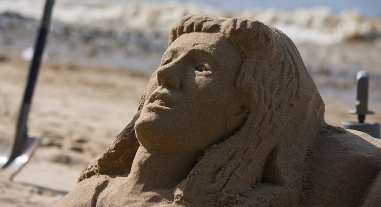Ron, der Sandskulpturenbauer the-beach-captain_01 