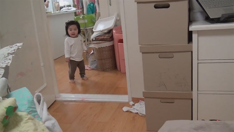 Süß: Kleinkind stoppt verfolgenden Vater toddler_dad 