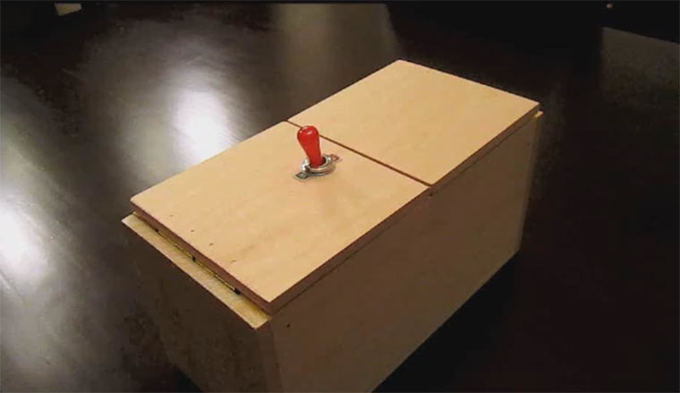 Useless Box im Überraschungsmodus useless_box_surprises 