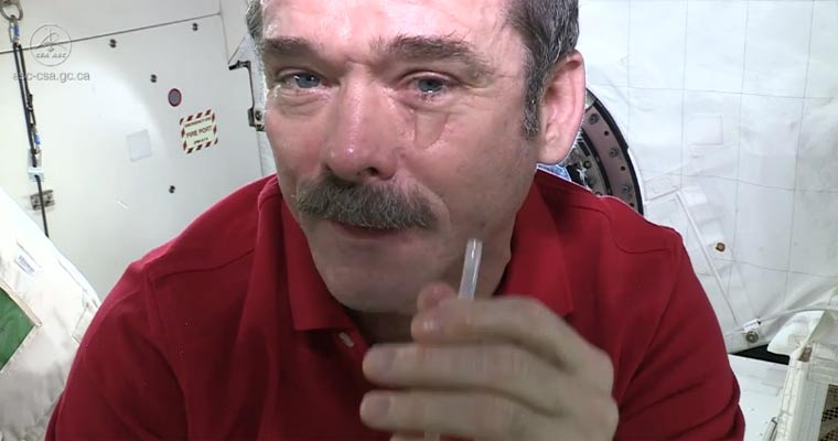 Weint man eigentlich im Weltall? weinen_im_all 