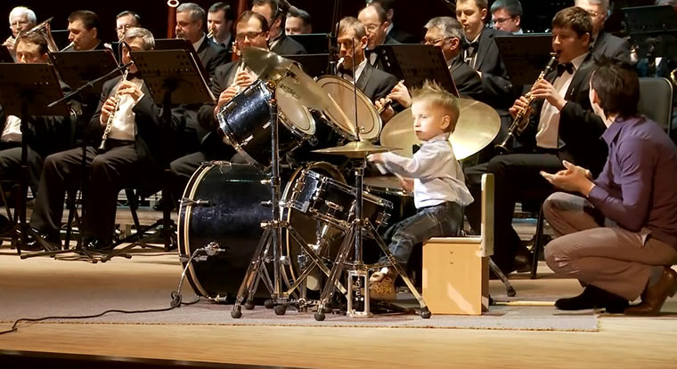 3-Jähriger Drummer spielt mit Orchester 3jaehriger-orchester 