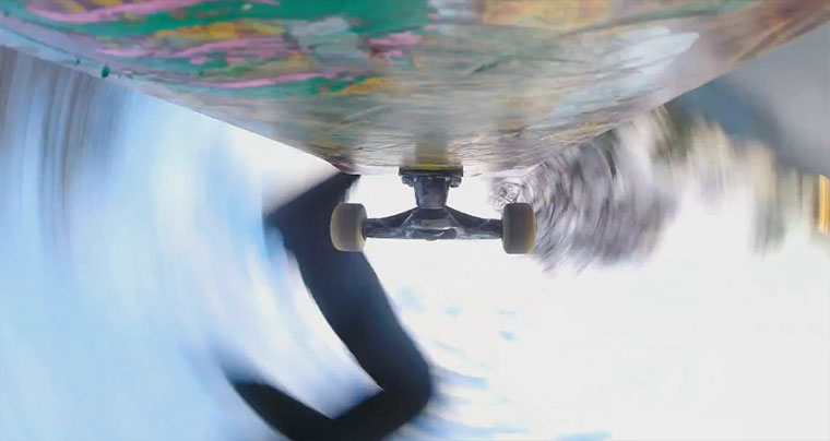 Mit Kamera unterm Skateboard durch den Skatepark KICKFLIP-BS-LIPSLIDE_01 