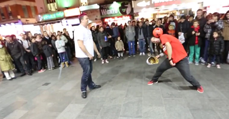 Straßenfußballer trickst in der Fußgängerzone SeanGarnier