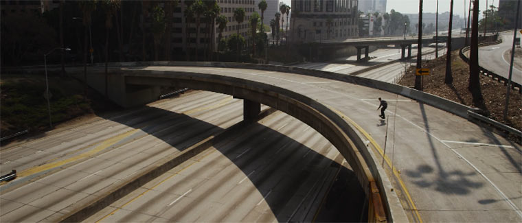 Skateboarden in einer leeren Stadt Urban_Isolation 