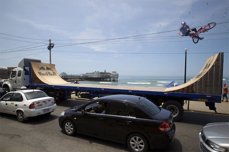 BMX-Tricks auf fahrender Halfpipe fahrendehalfpipe 