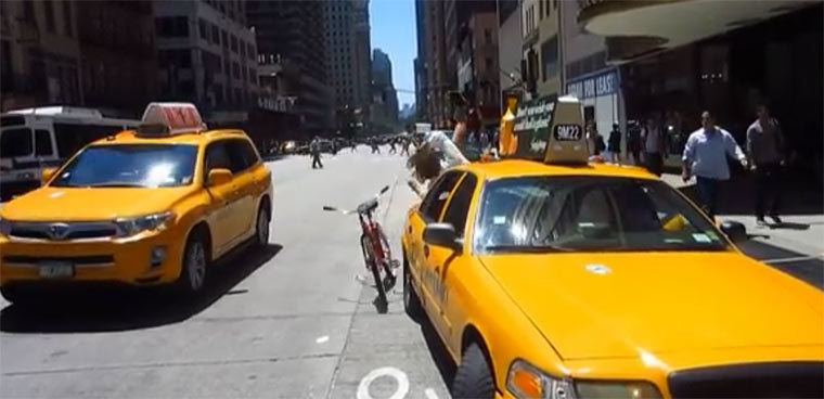 Caisey Neistat fährt mit dem Fahrrad in Hindernisse neistat_bikelanes 