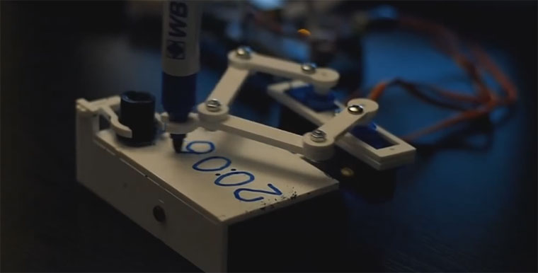 3D-gedruckte Uhr schreibt minütlich Zeit auf plotclock 