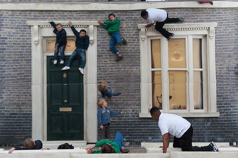 Spieglein, Spieglein, ich häng an der Wand Leandro_Erlich_02 