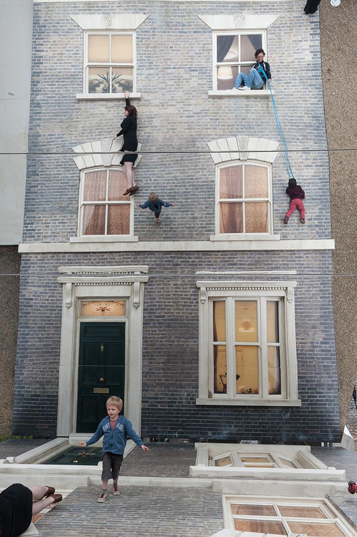 Spieglein, Spieglein, ich häng an der Wand Leandro_Erlich_03 