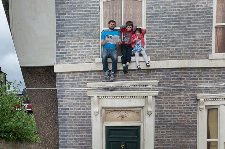 Spieglein, Spieglein, ich häng an der Wand Leandro_Erlich_05 