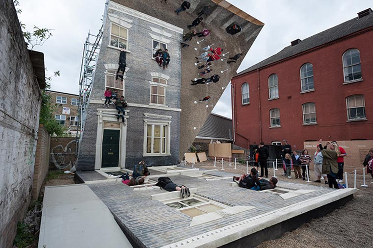 Spieglein, Spieglein, ich häng an der Wand Leandro_Erlich_06 