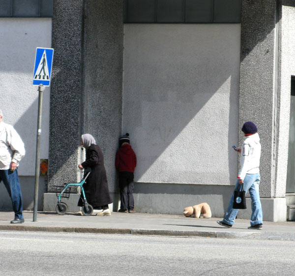 Skurrile Puppen in der Stadt Mark_Jenkins_11 