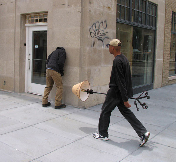 Skurrile Puppen in der Stadt Mark_Jenkins_13 