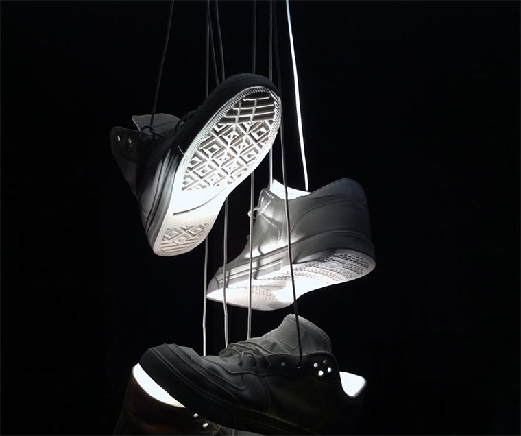 Am Stromkabel hängende Sneakerlampe Shoe-Toss_01 