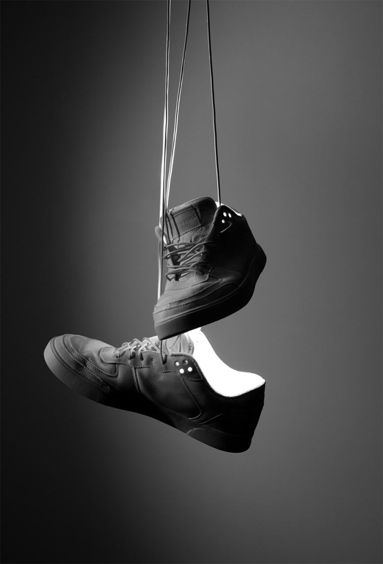 Am Stromkabel hängende Sneakerlampe Shoe-Toss_06 