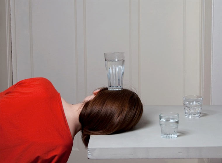 Mehr skurrile Fotografien von Csilla Klenyánszki good_luck_01 