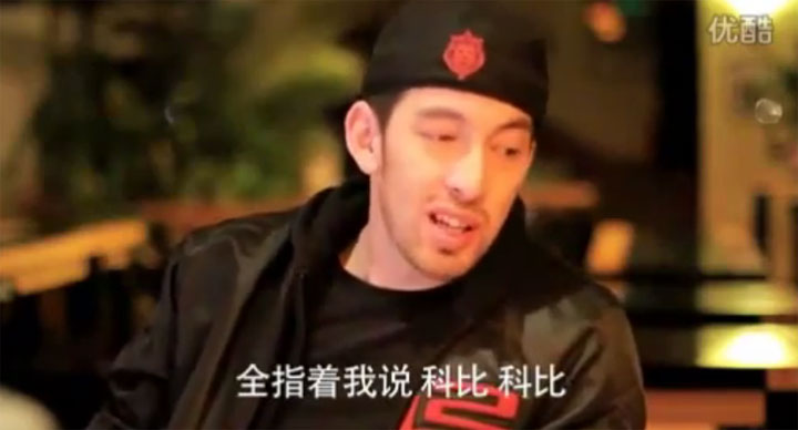 12 Rollen 1 Schauspieler Mike_Sue_at_the_bar