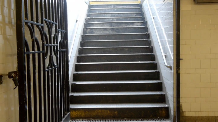 Die gemeine U-Bahn-Treppe NYC_subway_stairs 
