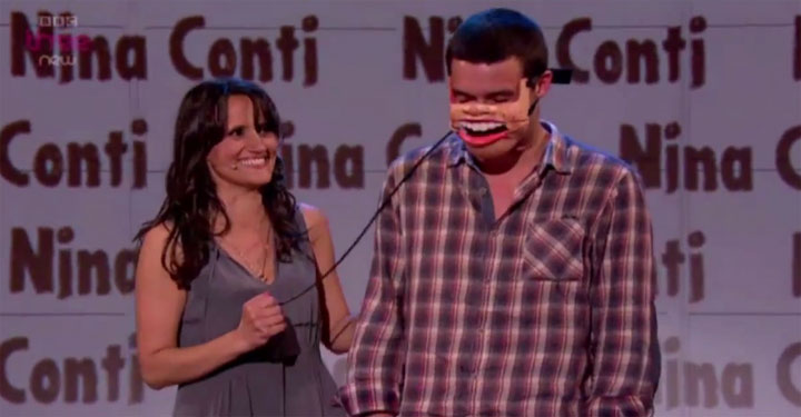 Nina Conti und ihre menschliche Handpuppe Nina_Conti_human_doll 