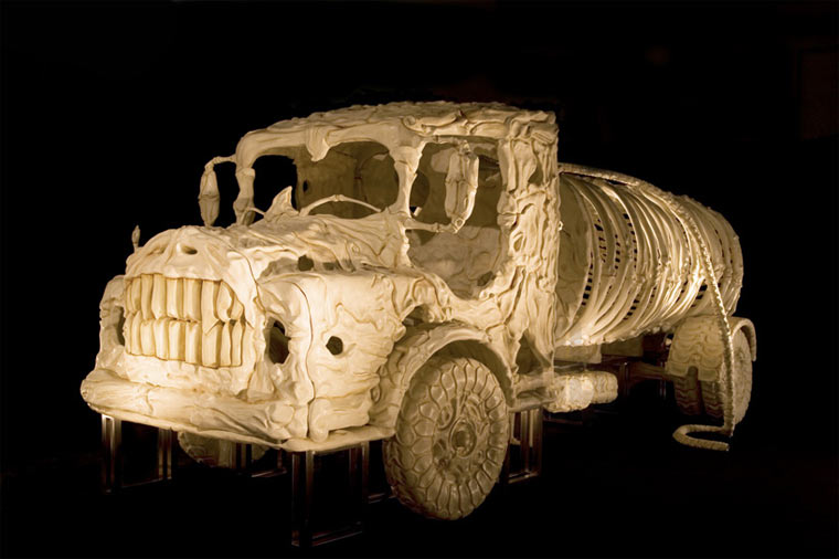 Fahrzeuge aus Knochen Jitish_Kallat_01 