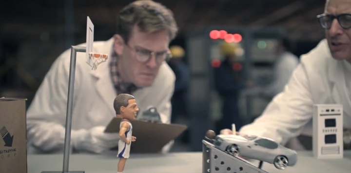 Dunking: Basketballer vs. Auto autodunkt