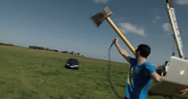 Riesenaxt vs. Auto axe_vs_car_prank