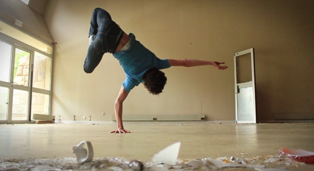 Die breakdancende Yoga-Brezel break_ton_neck 